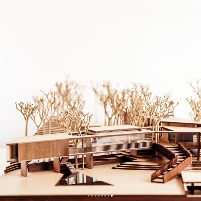 Maquete da Casa Igapó em MDF com árvores de galhos naturais e espelho d’água
