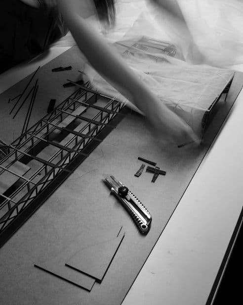 Trabalho manual de acabamento na maquete Huallanco com estilete