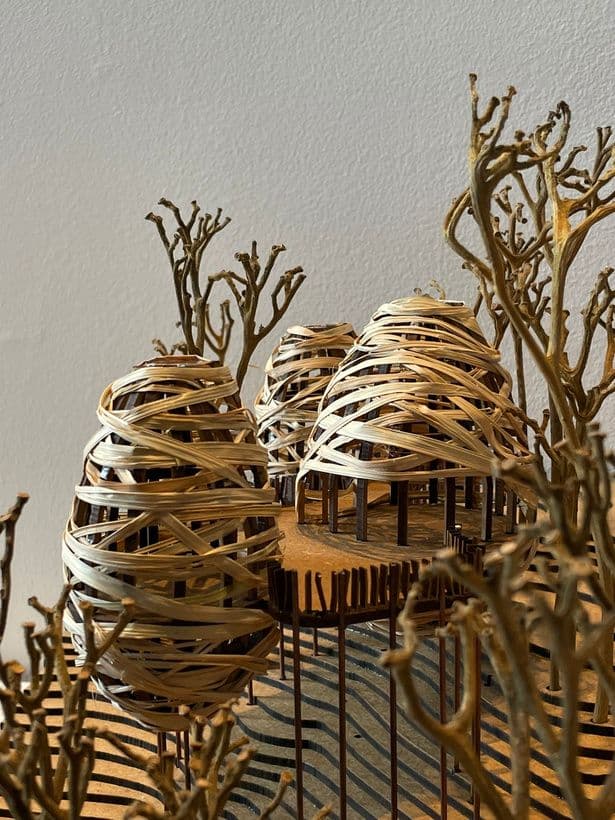 Maquete Japiim em vitrine com reflexos e terreno em curvas de nível