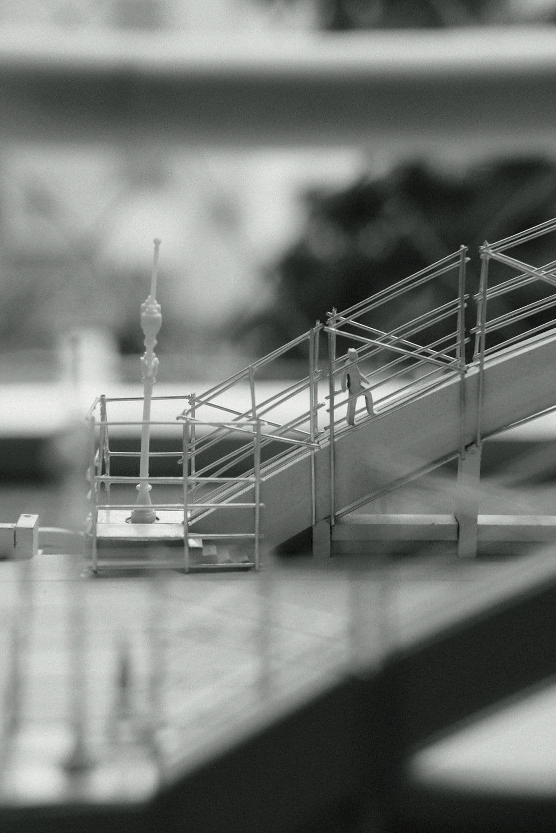Detalhe em preto e branco da escadaria da maquete com figura humana em escala