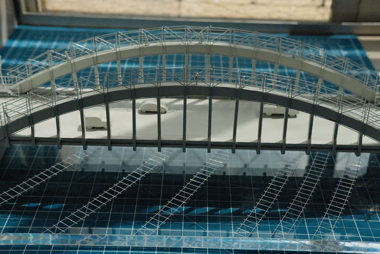 Arco do viaduto sobre base de acrílico gravado com trilhos ferroviários